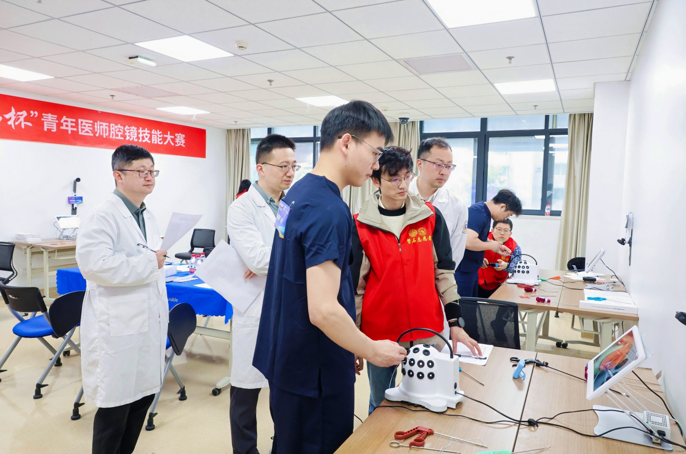 骨科赛道参赛选手在关节镜训练箱下完成“肩袖缝合”手术操作.png
